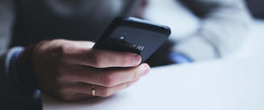 四个错撩高发场景的拼图：深夜手机聊天的蓝光、办公室两人交接文件时的接触、社交媒体点赞界面、聚会上人们举杯欢笑的场景，整体青绿色调